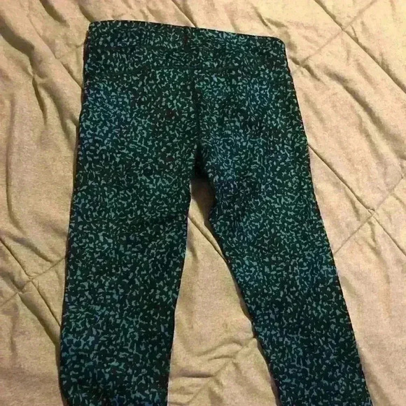 Under Armour UA Blue‎ and Black Compression Crop Capri Leggings - Picture 2 of 5